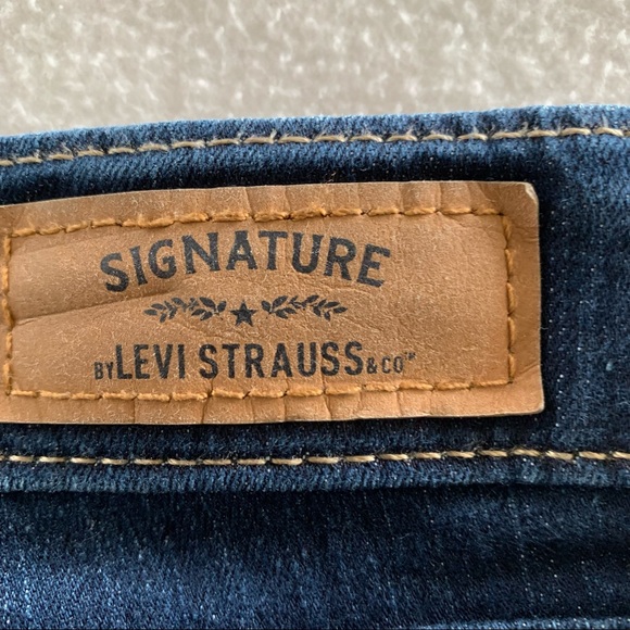 Signature Levi’s Modern Capris - Picture 5 of 6